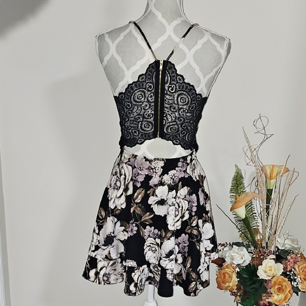 Windsor V-Neck Floral Dress - Picture 2 of 7
